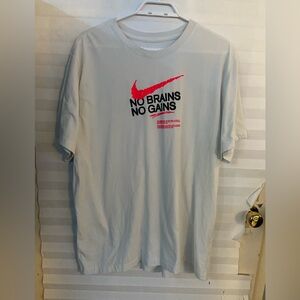 Men’s Nike shirt “No pain, No gains”.